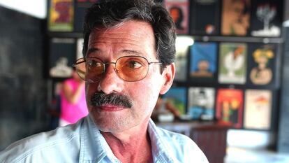 El  cineasta cubano Juan Carlos Tabío durante una entrevista, en junio de 2003 en La Habana (Cuba)