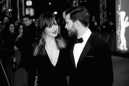 La actriz estadounidense Dakota Johnson y el actor británico Jamie Dornan posan durante el estreno de la película "Cincuenta sombras de Grey" en el festival de cine de Berlín.