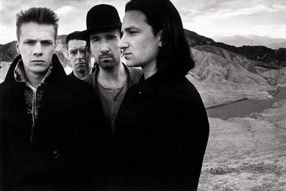 El grupo posa en 1986 en el Valle de la Muerte con motivo del lanzamiento de su disco <i>The Joshua Tree</i>. (ANTON CORBIJN, POR CORTESÍA DE LA GALERÍA STELLAN HOLM)