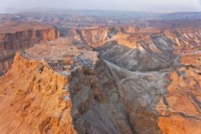 Vista aérea de la antigua ciudad de Masada, en el desierto de Judea, en Israel.