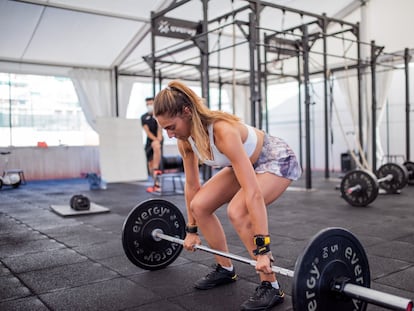 Entrenar la fuerza es tendencia en los gimnasios. En la foto sala de musculación de un centro Go Fit.