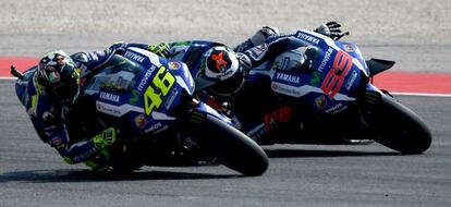 Valentino Rossi avança a Jorge Lorenzo en Misano.