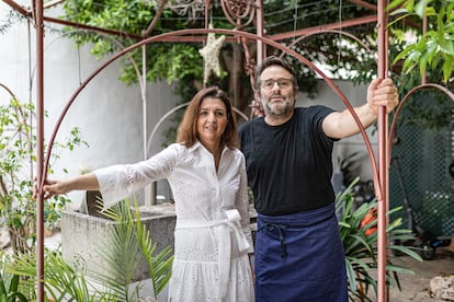 Los propietarios de Casa Maruka, María José Calabria, al frente de la sala, de los vinos y de la cocina dulce, y Alberto Serrano, cocinero.
