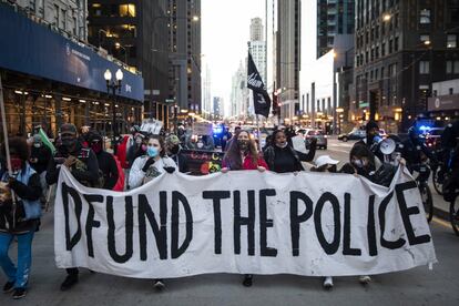 Miembros de la comunidad se reúnen en la calle 26 de la ciudad de Chicago para exigir justicia por la muerte de Toledo.