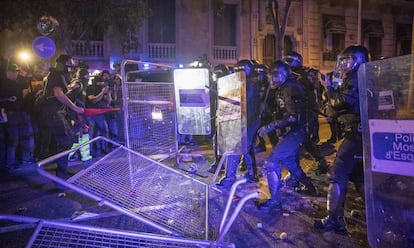 Os Polícias catalães carregam contra os manifestantes em Barcelona em frente à sede da Delegação do Governo.