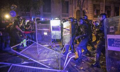 Os Polícias catalães carregam contra os manifestantes em Barcelona em frente à sede da Delegação do Governo.