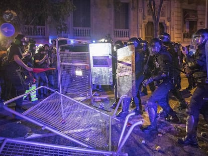 Os Polícias catalães carregam contra os manifestantes em Barcelona em frente à sede da Delegação do Governo.