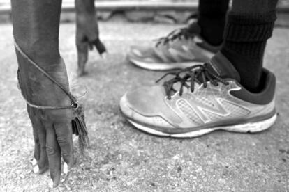 BALTIMORE, MD - NOVEMBER 02: On a weathered rope, keys dangle off the wrist of Keith Boissiere as he stretches following a run on November 2, 2016 in Baltimore, Maryland. The 'Running Man' says that his muscles get very tight after a run and that he needs to stretch to say loose. While he doesn't believe his actions in Caribbean grade school translates to why he runs on average more than 20 miles a day, he says he was a leader in class to his fellow peers. "I dared to do things that they wouldn't dare to do," Boissiere said. Keith Boissiere has been running nearly every day for the past three decades - averaging more than 20 miles per day - for his health.   Patrick Smith/Getty Images/AFP
== FOR NEWSPAPERS, INTERNET, TELCOS & TELEVISION USE ONLY ==