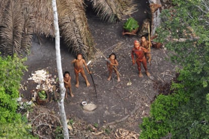 Miembros de la tribu amazónica aislada.