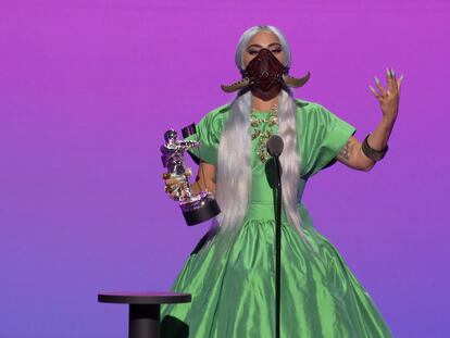 Lady Gaga recoge el premio de Artista del Año en los premios MTV VMA celebrados el 30 de agosto de 2020.