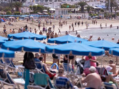 Turistas en la playa de Las Vistas (Arona) en Gran Canaria.