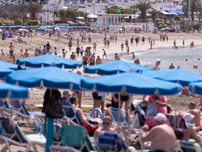 Numerosos turistas disfrutan del buen tiempo este sábado en la playa de Las Vistas, en el municipio de Arona, al sur de la isla de Tenerife.