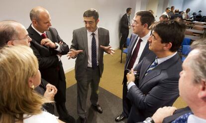 El ‘lehendakari’, Patxi López (en el centro), conversa con los responsables de Kutxabank, Euskaltel, Telefónica, France Telekom y Vodafone.