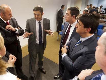 El ‘lehendakari’, Patxi López (en el centro), conversa con los responsables de Kutxabank, Euskaltel, Telefónica, France Telekom y Vodafone.