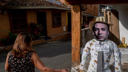 Un muñeco de año viejo con la cara del alcalde de Medellín, Daniel Quintero, en Rionegro, el 29 de diciembre de 2022
