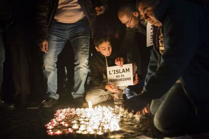 Los asistentes dise&ntilde;aron una bandera francesa con velas