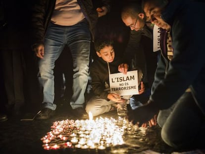 Los asistentes dise&ntilde;aron una bandera francesa con velas