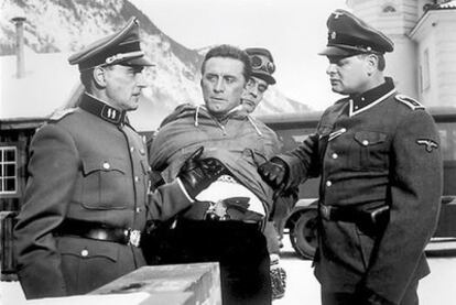 Kirk Douglas, en el papel de resistente noruego, vive una situación delicada en <i>Los héroes de Telemark.</i>