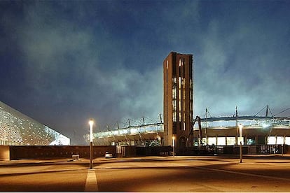 Entre el Palasport de Arata Isozaki y el renovado Estadio Olímpico (a la derecha) se ha acondicionado un amplio espacio público.