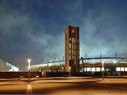 Entre el Palasport de Arata Isozaki y el renovado Estadio Olímpico (a la derecha) se ha acondicionado un amplio espacio público.