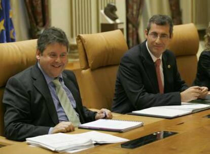 Iñaki Galdos (EA) y el diputado general, Markel Olano, ayer, en el Consejo de Diputados que aprobó el proyecto.