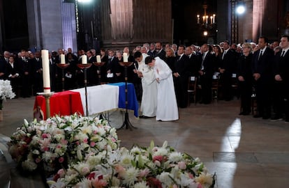 Los sacerdotes se inclinan ante el ataúd del difunto presidente francés Jacques Chirac durante su servicio final en la iglesia de Saint Sulpice, en París.