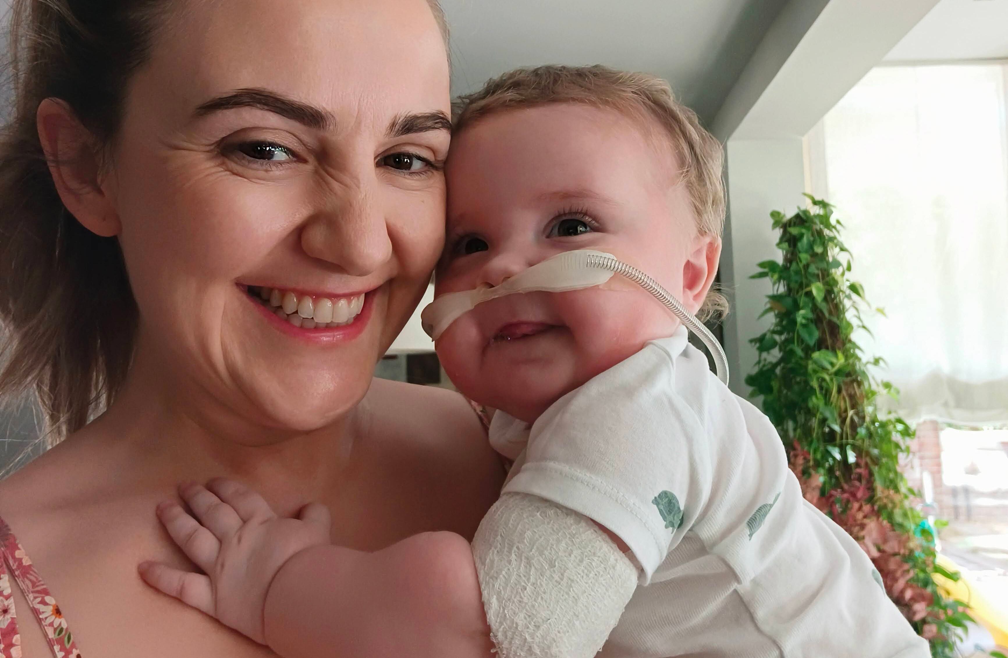 Ana Vidal con su hijo Leo, diagnosticado de una enfermedad ultrarara, en una imagen cedida por ella de 2022.