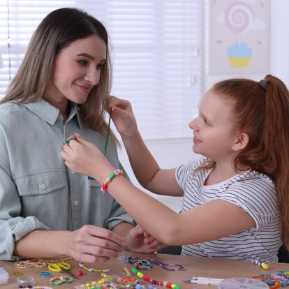 Artículo de EL PAÍS Escaparate que describe 50 regalos para una niña en su comunión en 2026