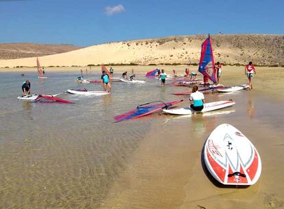 Surferos en la playa de Sotavento, al sur de Fuerteventura.