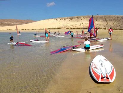 Surferos en la playa de Sotavento, al sur de Fuerteventura.