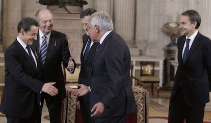 El rey Juan Carlos y el presidente del Gobierno, Mariano Rajoy y el expresidente José Luis Rodríguez Zapatero observan mientras Nicolás Sarkozy saluda a Felipe González.