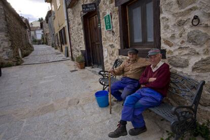 Dos vecinos de La Acebeda, un pueblo de la sierra norte de Madrid de 62 habitantes.