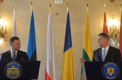 El presidente polaco, Andrzej Duda (izquierda), y el de Rumania, Klaus Iohannis, en la conferencia posterior a la minicumbre de Bucarest este miercoels. 