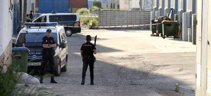 Dos agentes de la policía, durante una intervención en Córdoba.