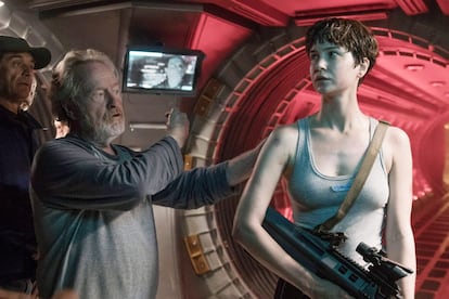 Ridley Scott junto a la actriz Katherine Waterston en un momento del rodaje de la película 'Alien: Covenant'.