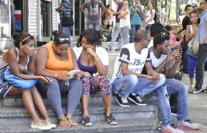 Usuarios de WiFi p&uacute;blico en la avenida 23 de La Habana.