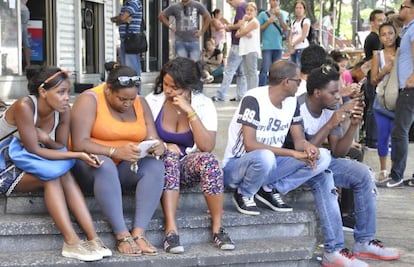 Usuários de WiFi público na avenida 23 de Havana.