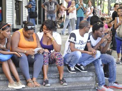 Usuários de WiFi público na avenida 23 de Havana.