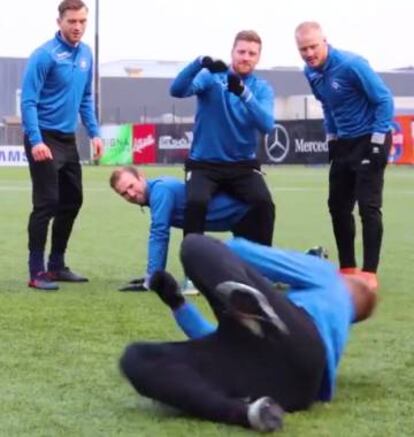 Los jugadores del Stjarnan ensayan la celebración del salmón.