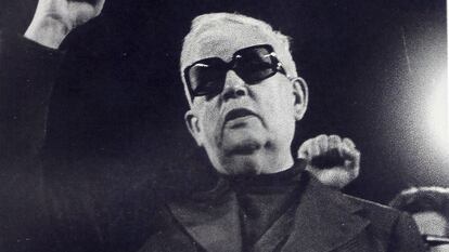 El jesuita José María de Llanos durante el mitin del Partido Comunista en 1977 en el estadio de Vallecas, en una imagen de 'Un hombre sin miedo'.