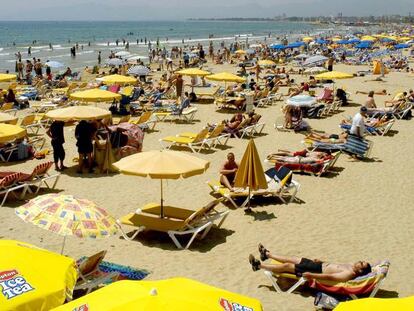 Turistas en la playa de Salou (Tarragona)