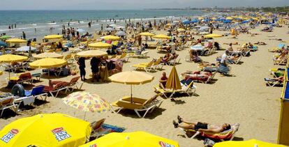 Turistas en la playa de Salou (Tarragona)