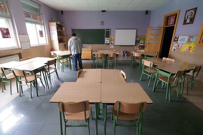 Un aula vacía en el colegio Lourdes en Valladolid.