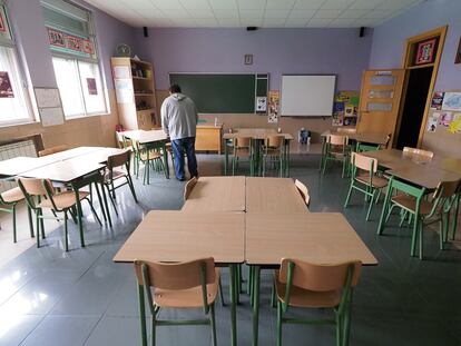 Un aula vacía en el colegio Lourdes en Valladolid.