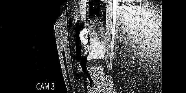 El sujeto que cegó las cámaras de seguridad del edificio de Ana María Henao, presuntamente su marido, poco antes de que esta desapareciera, el 2 de febrero de 2024.