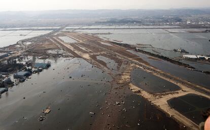 Imagen proporcionada por la Fuerza Aérea estadounidense, y tomada el 13 de marzo, en la que se ve el estado del aeropuerto de Sendai.