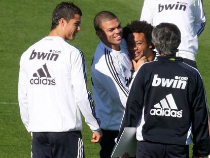 Mourinho junto a Cristiano, Pepe y Marcelo en un entrenamiento.