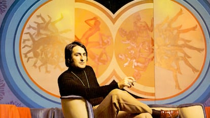 Nino Bravo, fotografiado en la discoteca madrileña Long Play, en una sesión realizada para su álbum 'Un beso y una flor', en 1971.