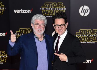 George Lucas, el hombre que creó el universo de 'La guerra de las galaxias', y, a la derecha, JJ Abrahms, director de la nueva película de la saga.