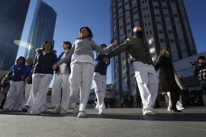 Cadena humana entorno al hospitasl de la Paz para protestar por los recortes en Sanidad.